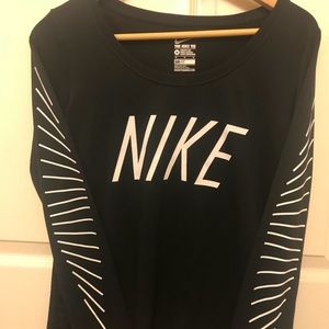 ⬇️$22 NIKE Long Sleeve Black and White Tee Size M
